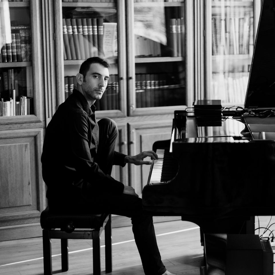 Stjernepianisten Andrea Vanzo vender tilbage til København med sit filmiske, neoklassiske klaverunivers